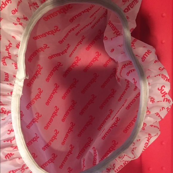 NWT supreme. Shower caps in box - Picture 3 of 3
